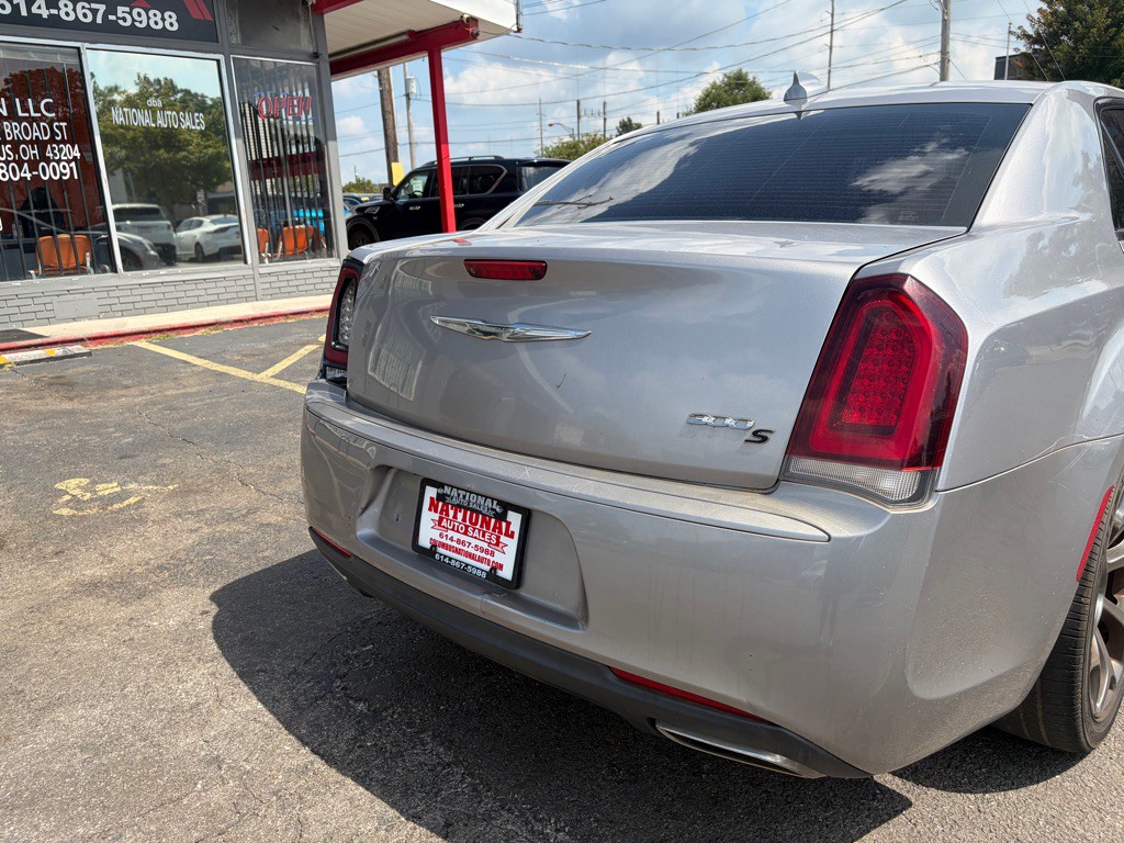 2018 Chrysler 300 Image 2