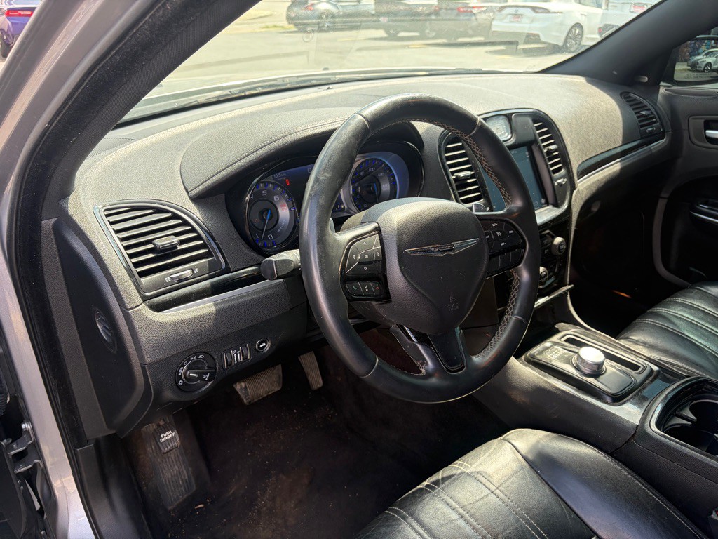 2018 Chrysler 300 Image 4