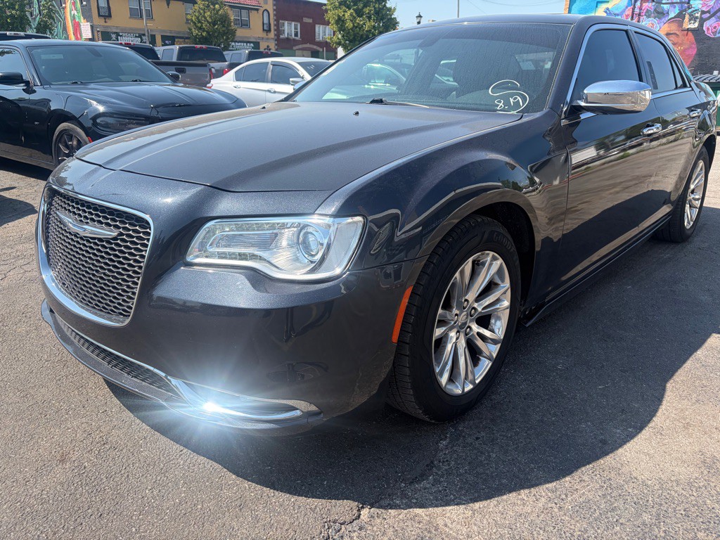 2017 Chrysler 300 Image 2