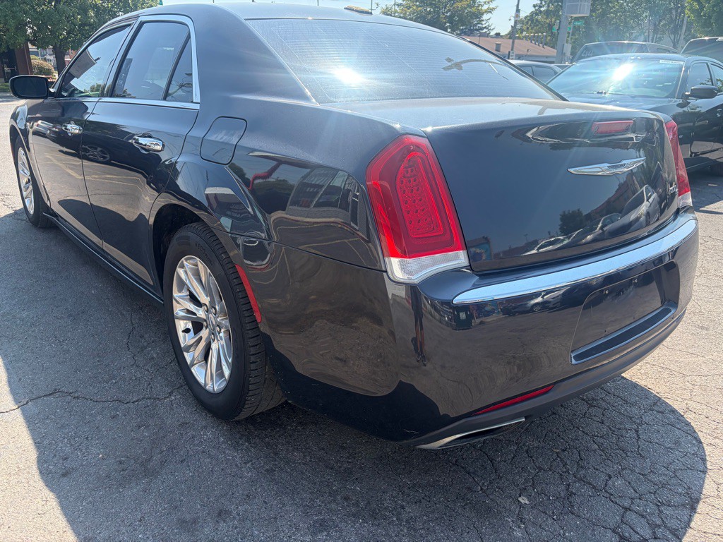 2017 Chrysler 300 Image 3
