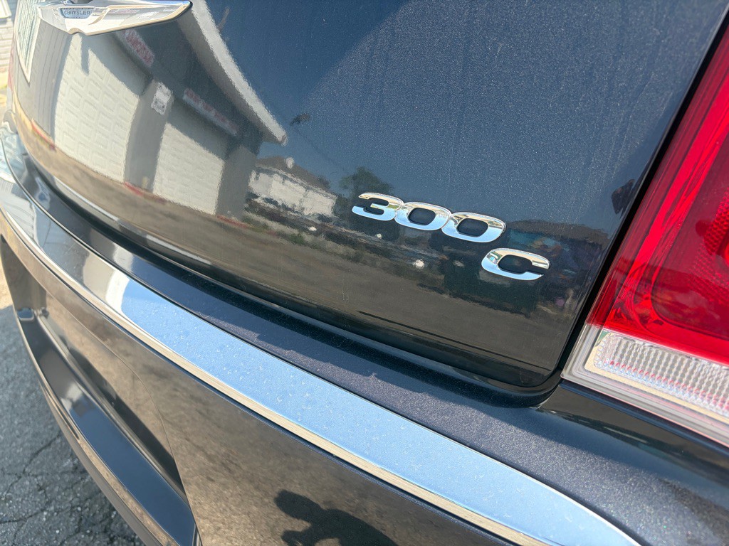 2017 Chrysler 300 Image 4