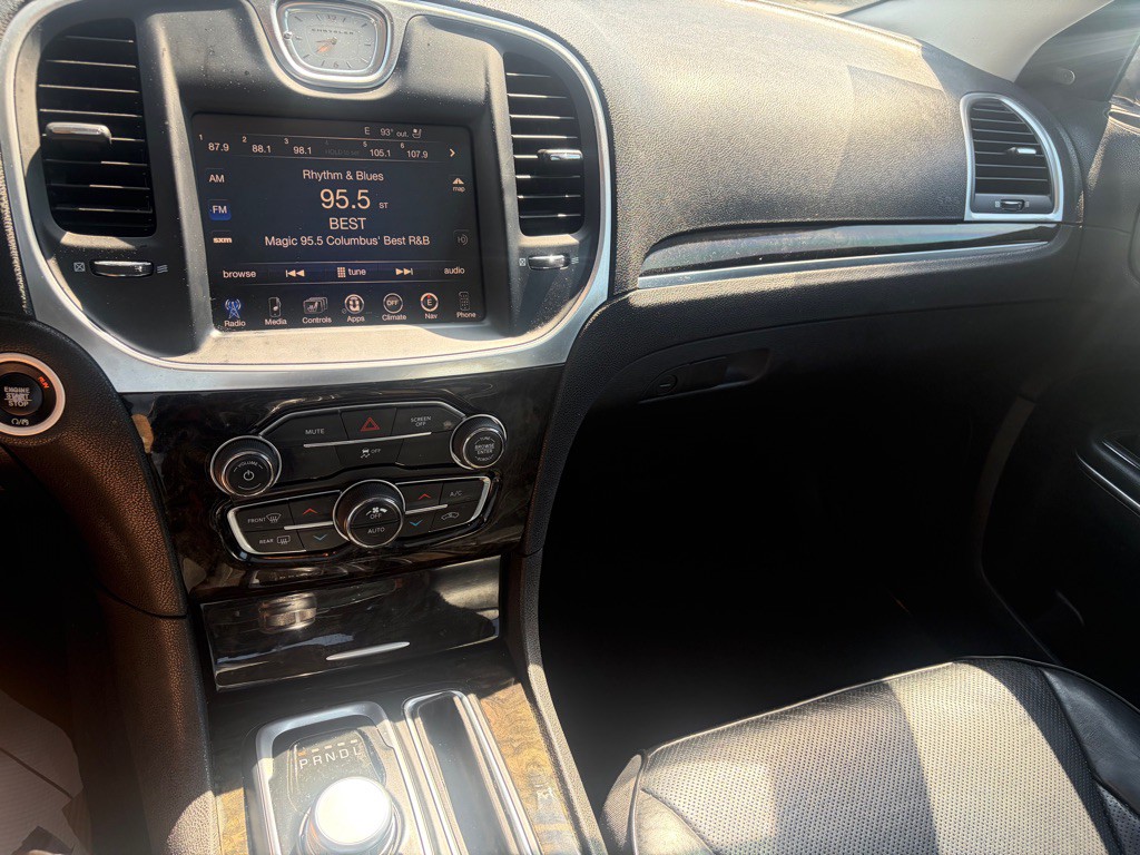 2017 Chrysler 300 Image 6