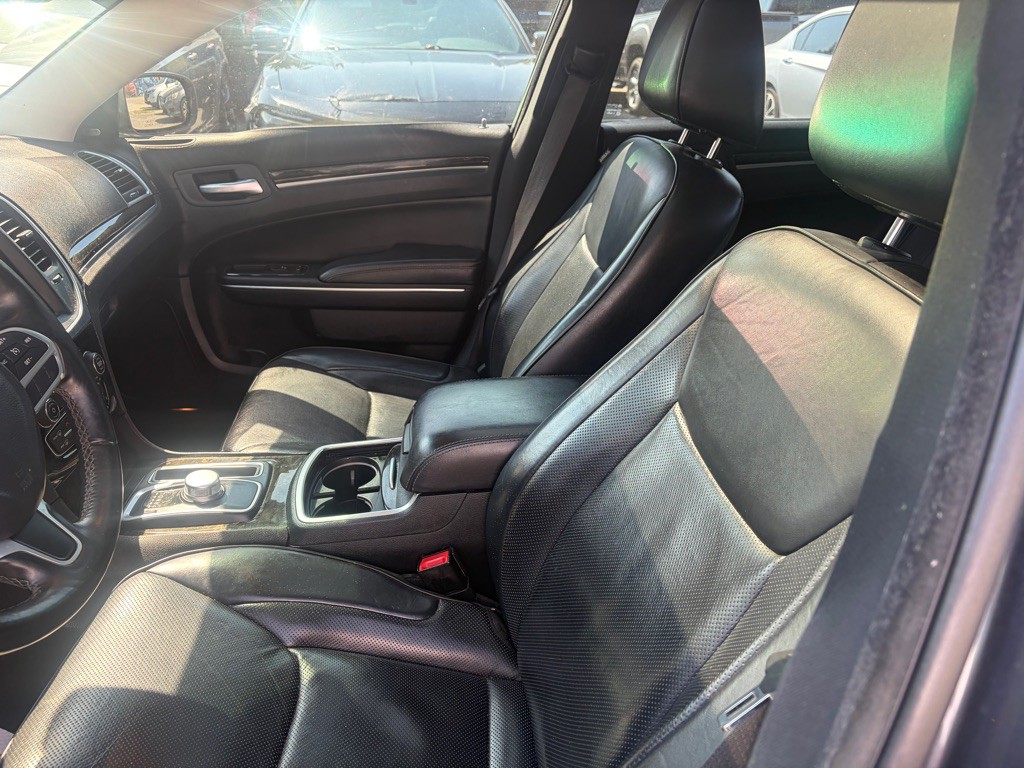 2017 Chrysler 300 Image 9