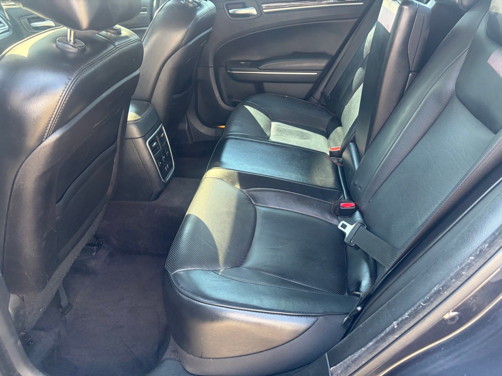 2017 Chrysler 300 Image 10