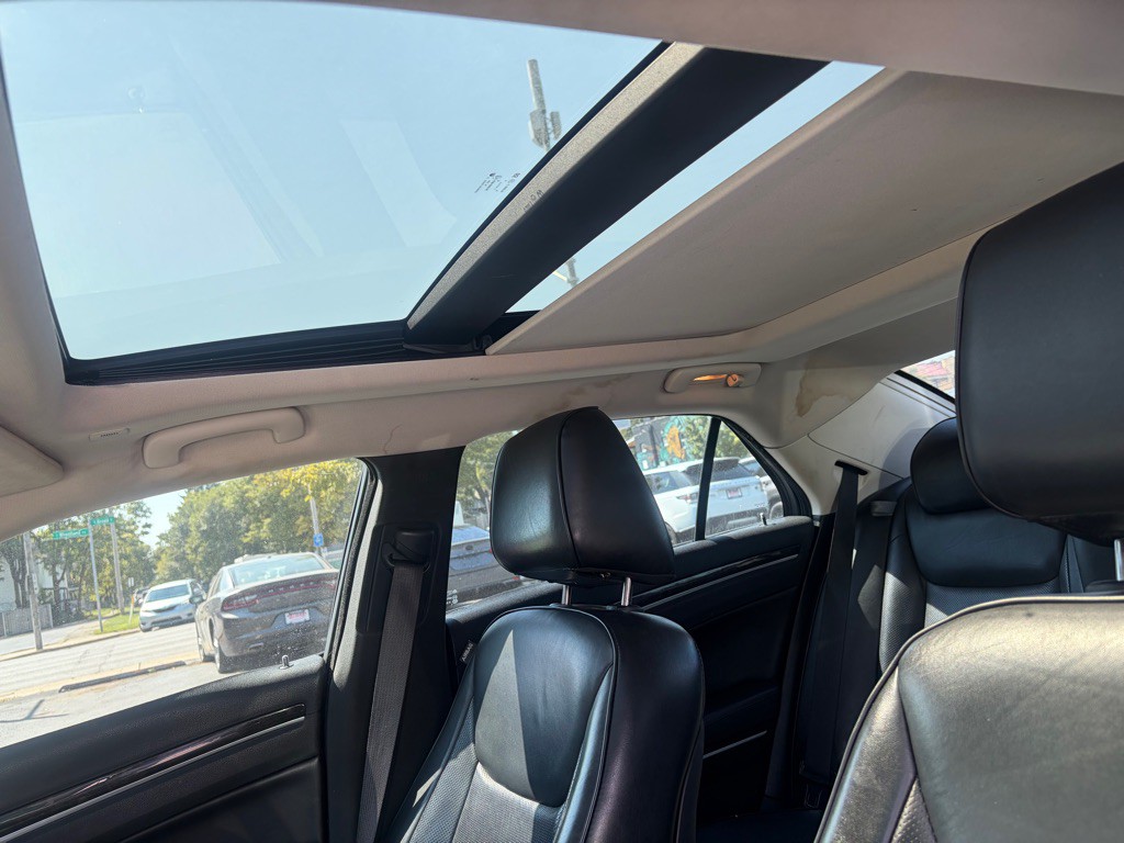 2017 Chrysler 300 Image 11