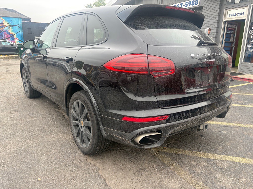 2017 Porsche Cayenne Image 2