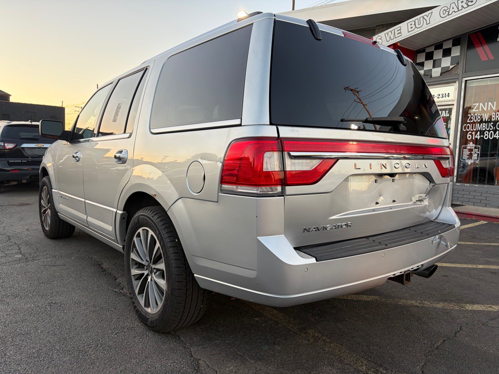 2017 Lincoln Navigator Image 2