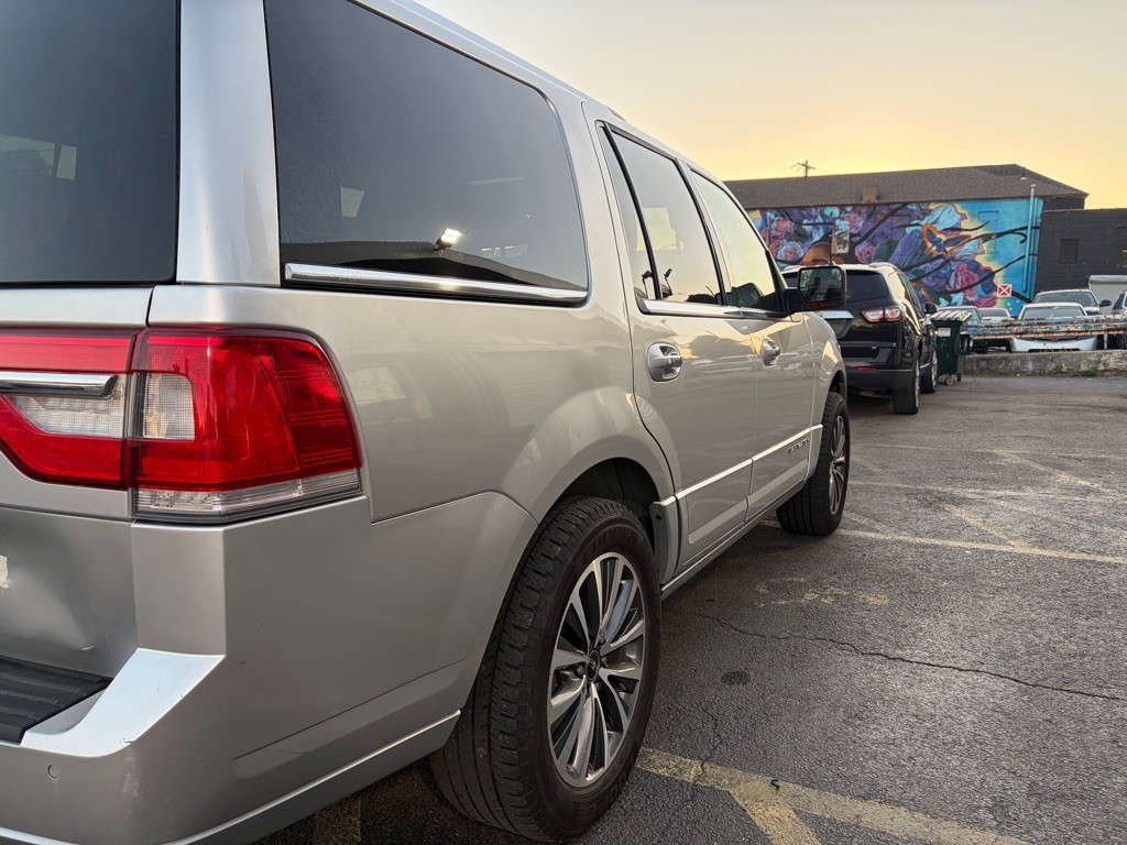 2017 Lincoln Navigator Image 3