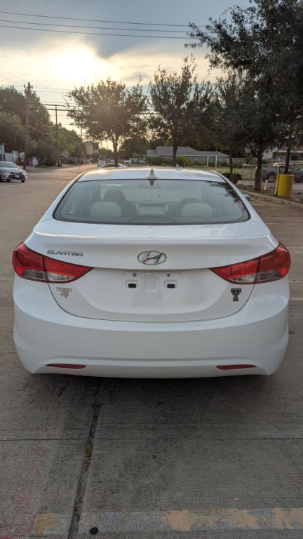 2012 Hyundai Elantra Image 2