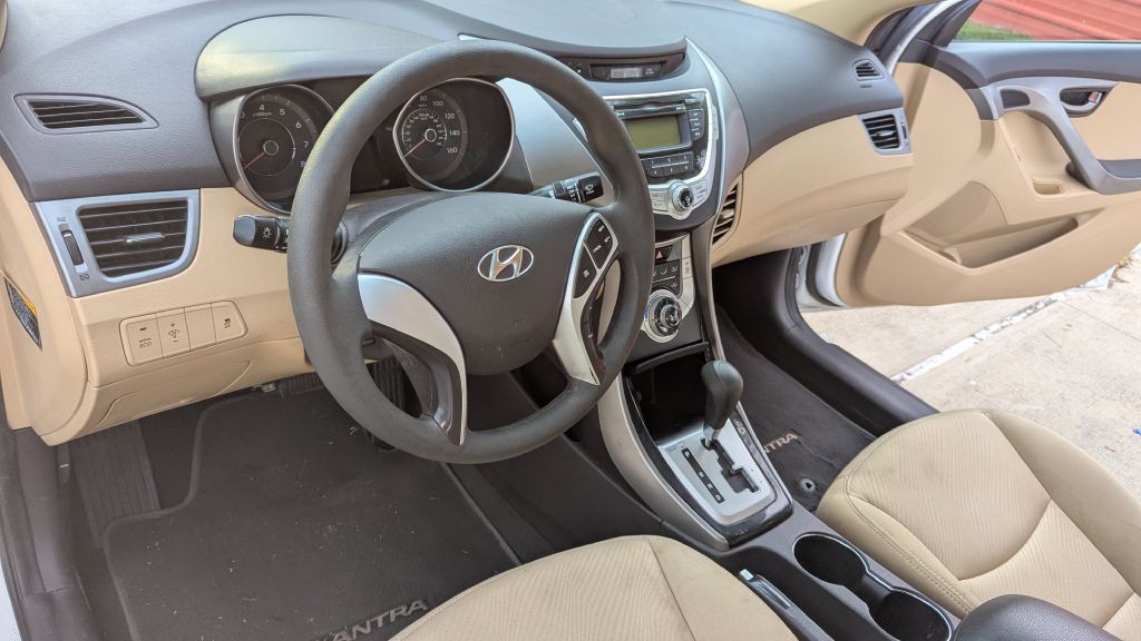 2012 Hyundai Elantra Image 12