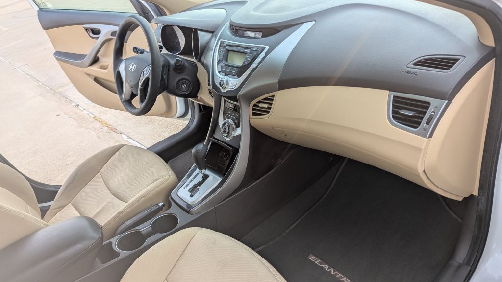2012 Hyundai Elantra Image 14