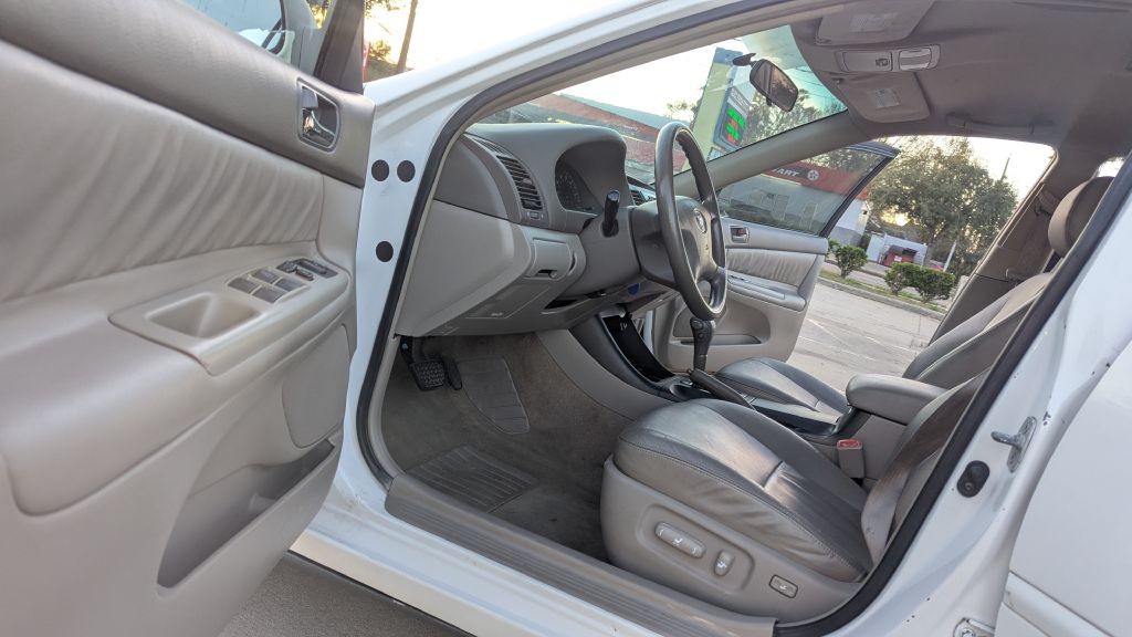2004 Toyota Camry Image 11