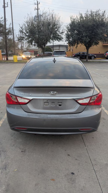 2013 Hyundai Sonata Image 2