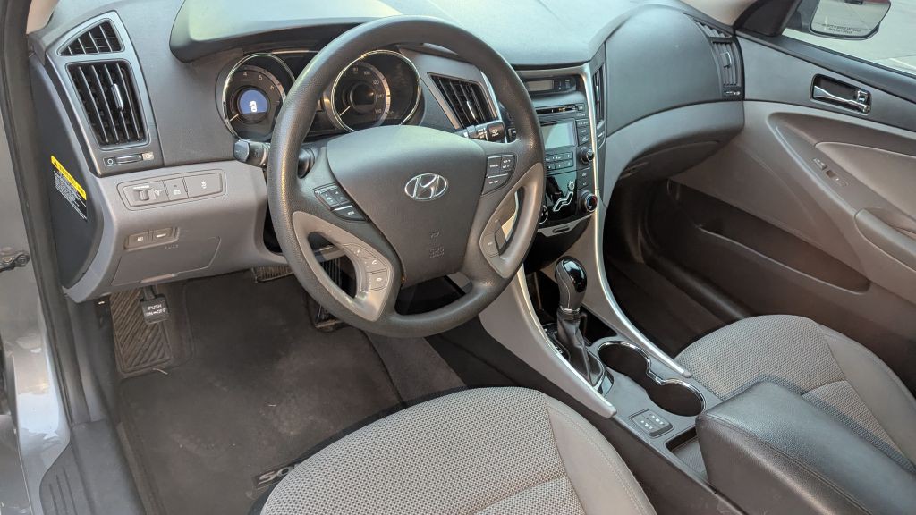 2013 Hyundai Sonata Image 9