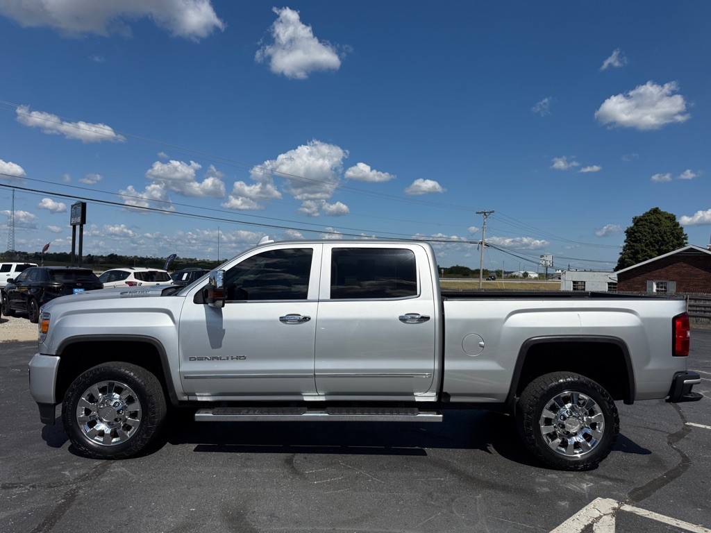 2019 GMC Sierra Image 2