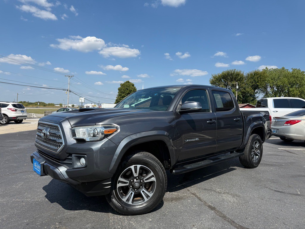 2017 Toyota Tacoma Image 1