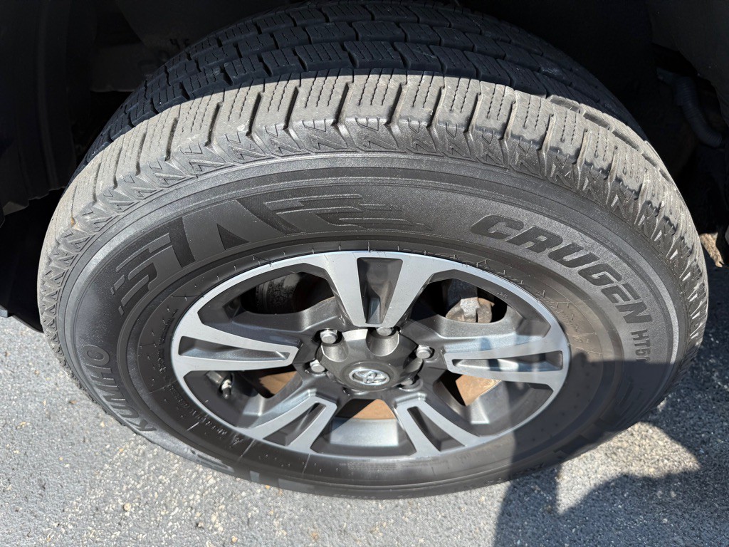 2017 Toyota Tacoma Image 10