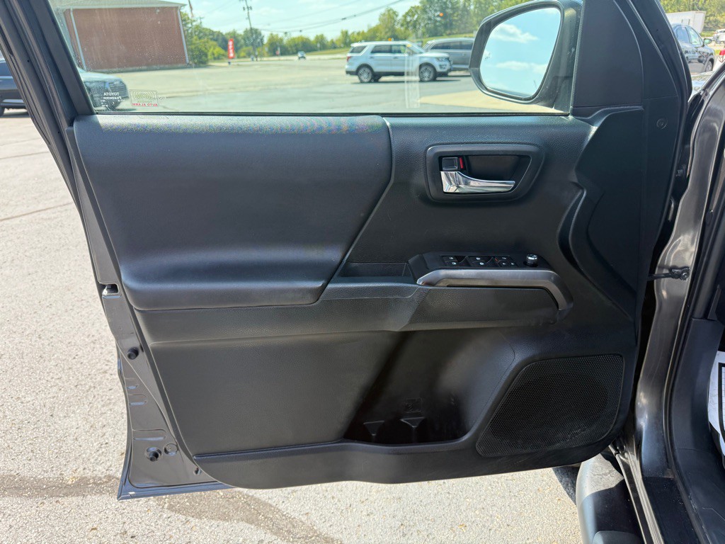 2017 Toyota Tacoma Image 11