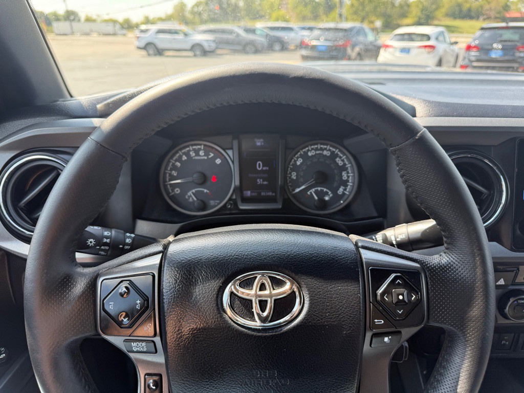 2017 Toyota Tacoma Image 16