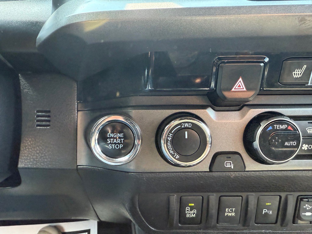 2017 Toyota Tacoma Image 18