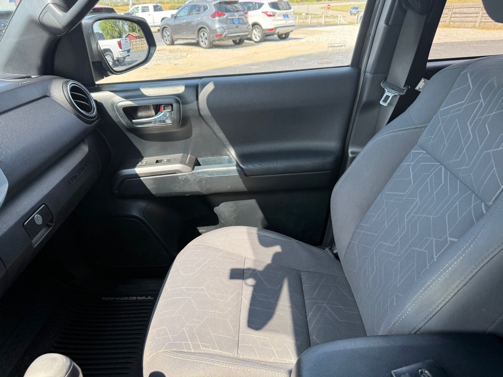 2017 Toyota Tacoma Image 22