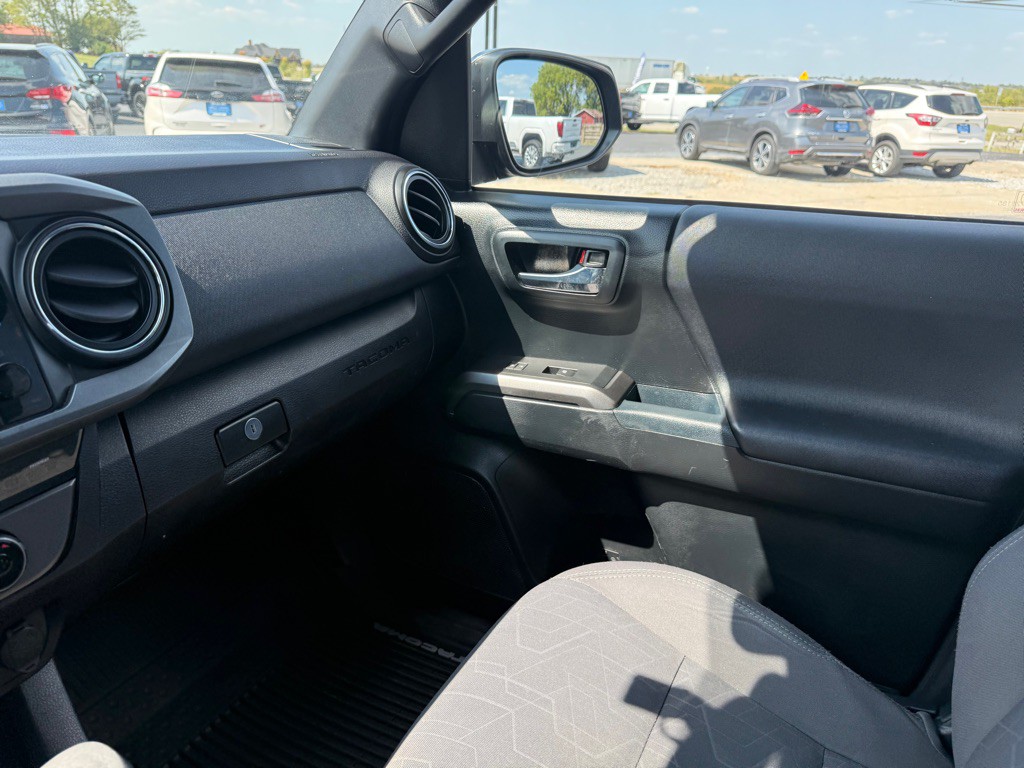 2017 Toyota Tacoma Image 23