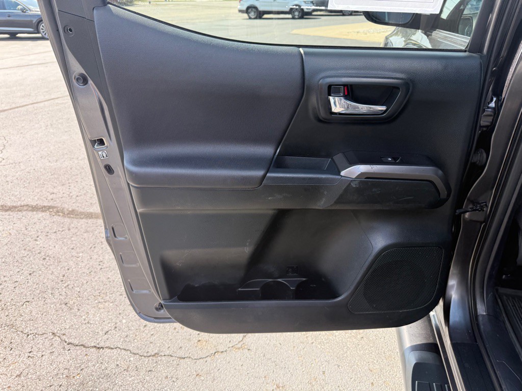 2017 Toyota Tacoma Image 24