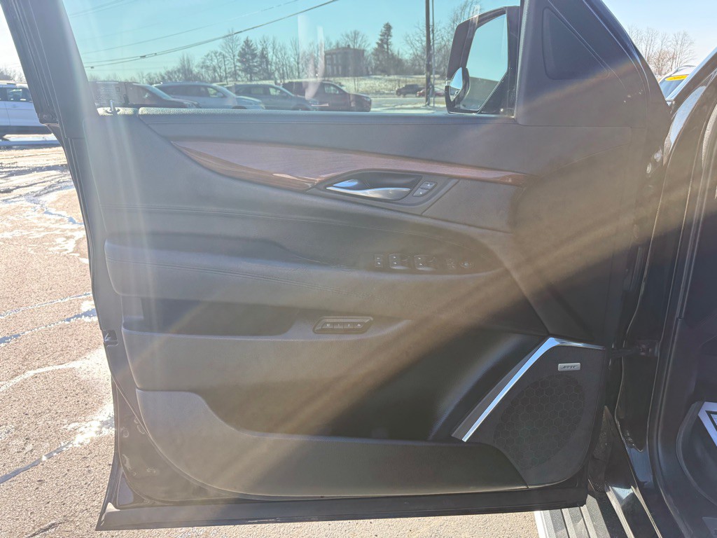 2016 Cadillac Escalade Image 9