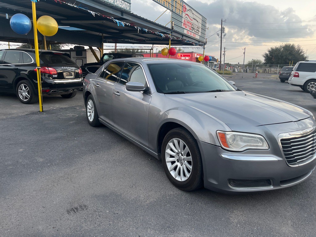 2014 Chrysler 300 Image 2
