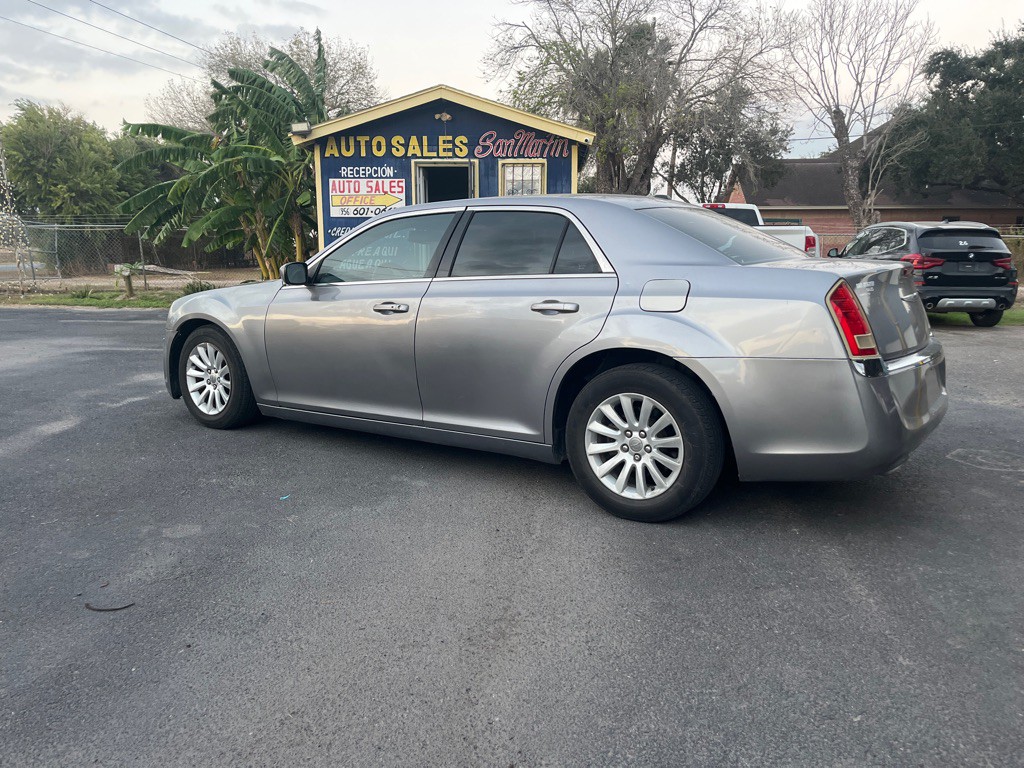 2014 Chrysler 300 Image 4