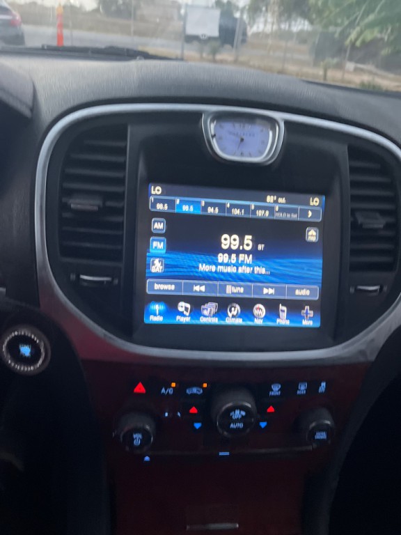 2014 Chrysler 300 Image 6