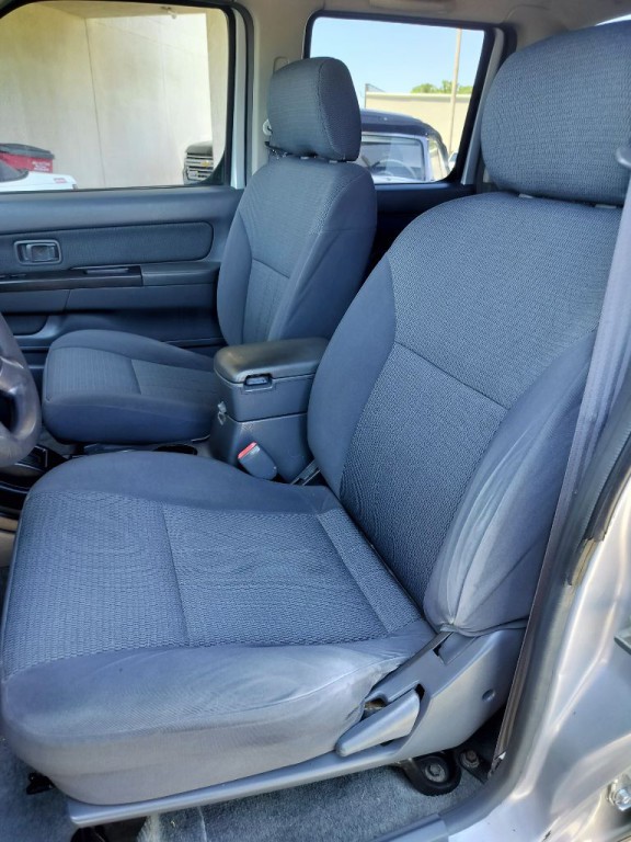 2002 Nissan Frontier Image 8