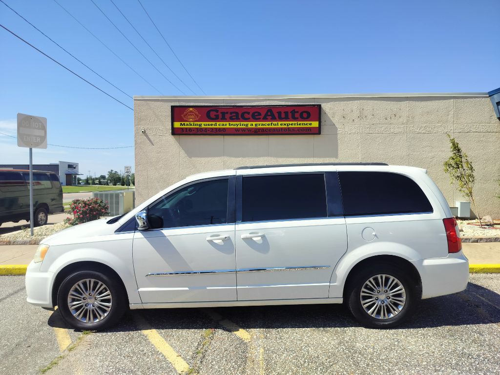 2013 Chrysler Town & Country Image 1