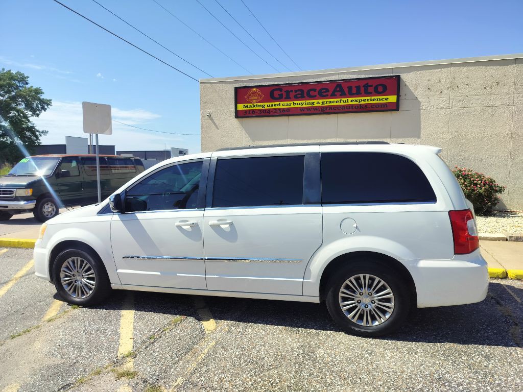 2013 Chrysler Town & Country Image 2