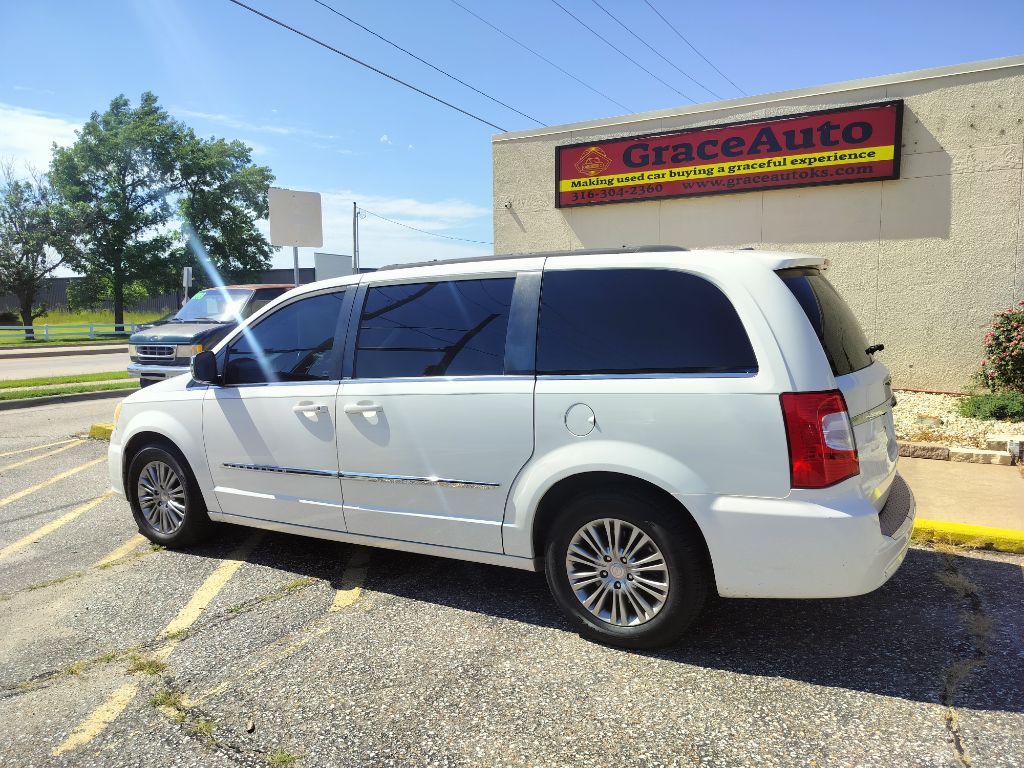 2013 Chrysler Town & Country Image 3