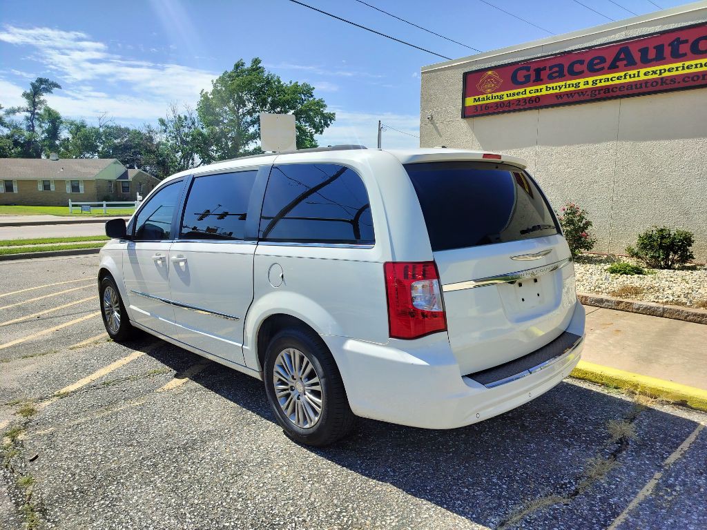 2013 Chrysler Town & Country Image 4