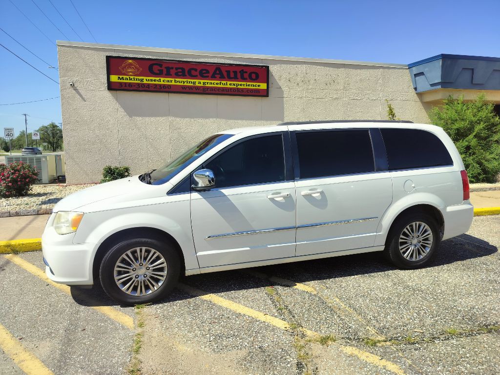 2013 Chrysler Town & Country Image 5