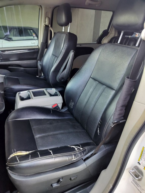 2013 Chrysler Town & Country Image 7