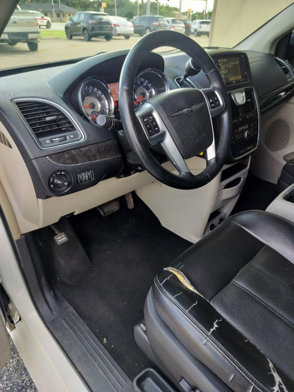 2013 Chrysler Town & Country Image 8