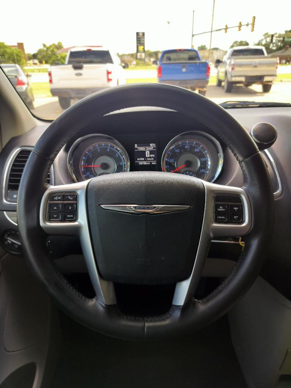 2013 Chrysler Town & Country Image 10