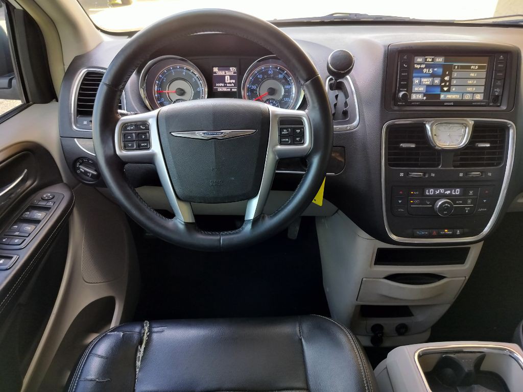 2013 Chrysler Town & Country Image 11