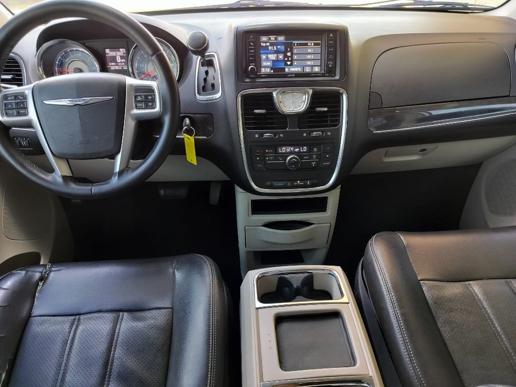 2013 Chrysler Town & Country Image 12