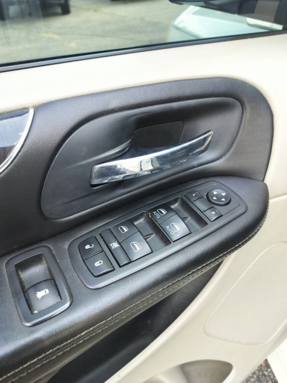 2013 Chrysler Town & Country Image 14