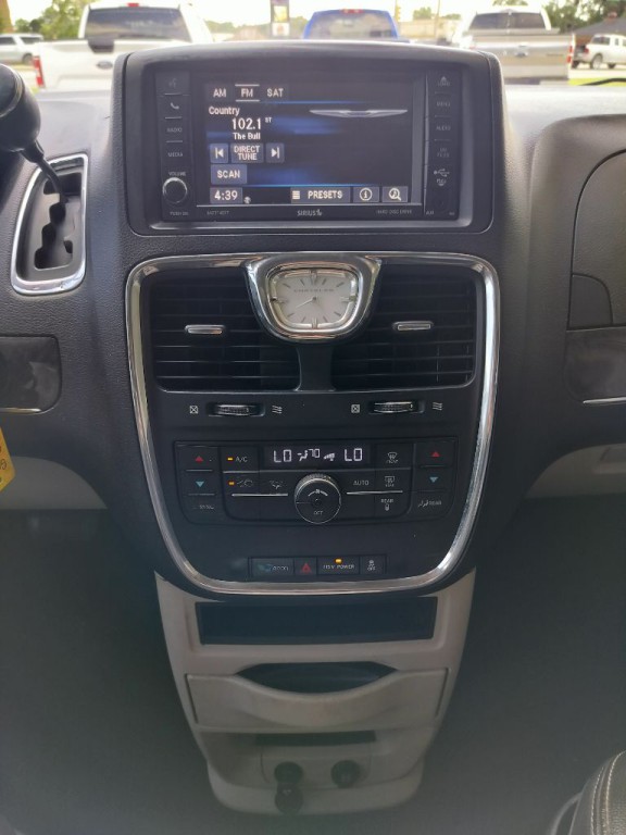 2013 Chrysler Town & Country Image 15