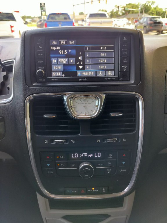 2013 Chrysler Town & Country Image 16