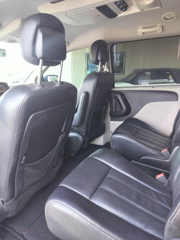 2013 Chrysler Town & Country Image 21