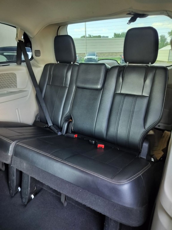 2013 Chrysler Town & Country Image 22