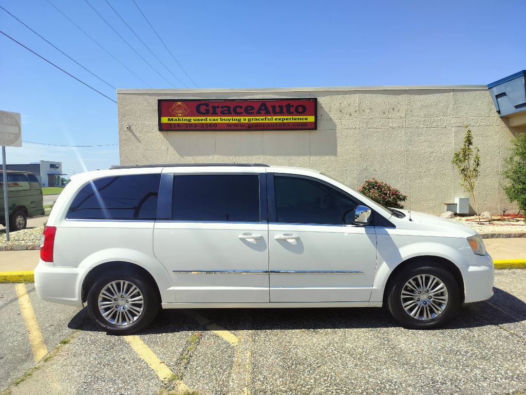 2013 Chrysler Town & Country Image 23