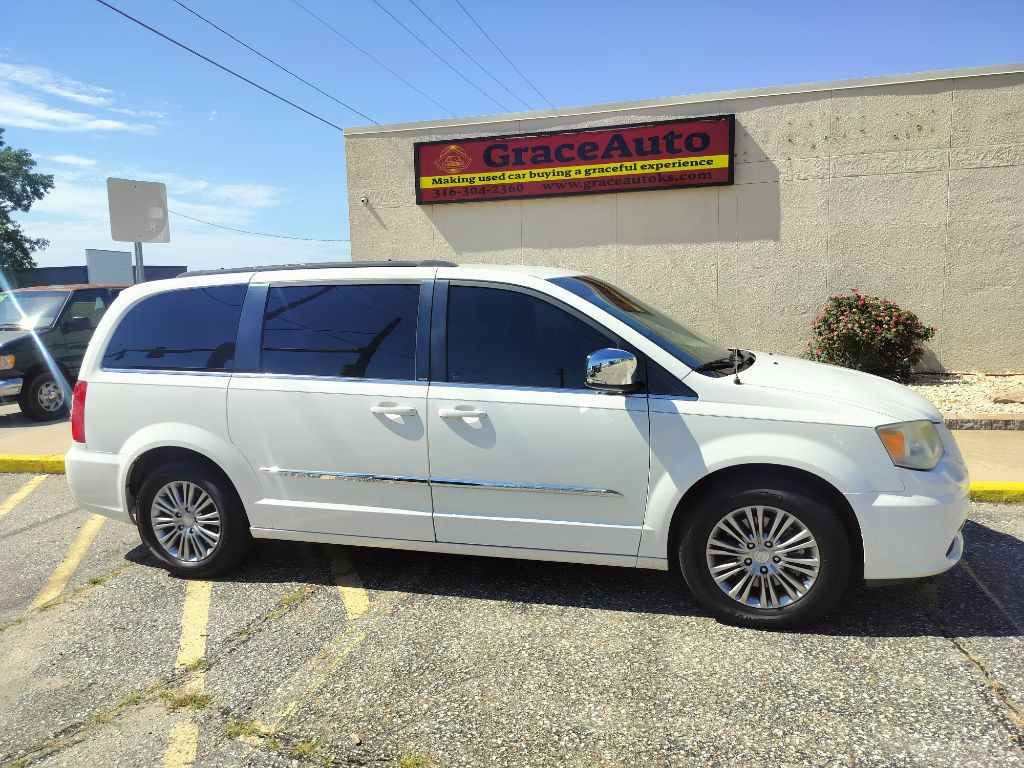 2013 Chrysler Town & Country Image 24