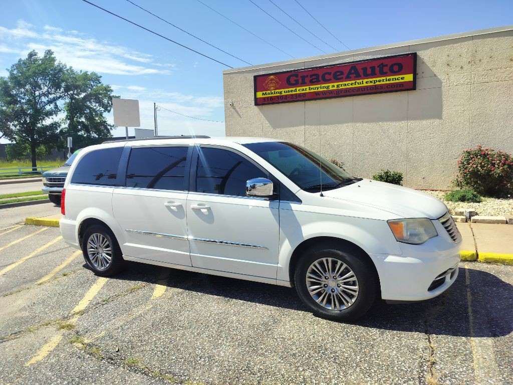 2013 Chrysler Town & Country Image 25